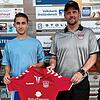 Zurück im Grütt: Robin Hiinrichsen spielt wieder beim FV Lörrach-Brombach. Von links Sportchef Tobias Jehle, Robin Hinrichsen sowie die ...