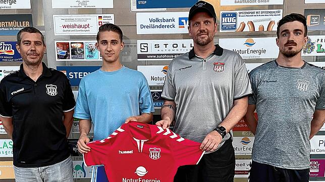 Zurück im Grütt: Robin Hiinrichsen spielt wieder beim FV Lörrach-Brombach. Von links Sportchef Tobias Jehle, Robin Hinrichsen sowie die ...