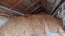 Einen Haufen Hackschnitzel in der Lochmühle zum Füttern des Nahwärmenetzes. Die Hackschnitzel kommen aus den Wäldern Eigeltingens. Im ...