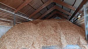 Einen Haufen Hackschnitzel in der Lochmühle zum Füttern des Nahwärmenetzes. Die Hackschnitzel kommen aus den Wäldern Eigeltingens. Im ...