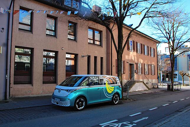 Der Banana-Paw-VW-Bus wird in der Hauptstraße nun öfters zu sehen sein. Das Unternehmen zieht in die alten Posträume.