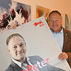 Auch im Landtag wird man älter: Der SPD-Landtagsabgeordnete Hans-Peter Storz mit einem Wahlplakat von sich selbst aus dem Jahr 2011.