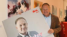 Auch im Landtag wird man älter: Der SPD-Landtagsabgeordnete Hans-Peter Storz mit einem Wahlplakat von sich selbst aus dem Jahr 2011.