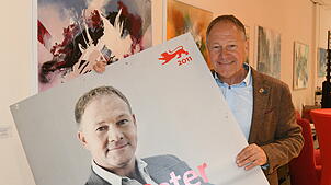 Auch im Landtag wird man älter: Der SPD-Landtagsabgeordnete Hans-Peter Storz mit einem Wahlplakat von sich selbst aus dem Jahr 2011.