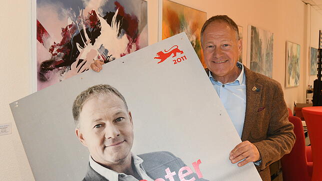 Auch im Landtag wird man älter: Der SPD-Landtagsabgeordnete Hans-Peter Storz mit einem Wahlplakat von sich selbst aus dem Jahr 2011.