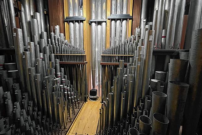 Das Hauptwerk der Überlinger Münsterorgel von innen. Der Lautsprecher in der Mitte ist der Referenztongeber von Orgelbaumeister Hermann ...