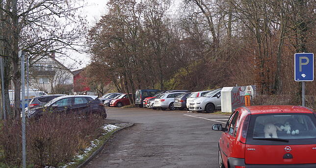 Der Parkplatz hinter dem Dettinger Schulhaus wird durch eine Tiefgarage unter dem Schulhof ersetzt, um für eine Bebauung Platz zu schaffen.