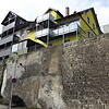 Vor dem Brand bis zum Jahre 1902 stand das heutige Haus Hägele (gelb) direkt auf der Stadtmauer. Nach dem Wiederaufbau wurde das gelbe ...