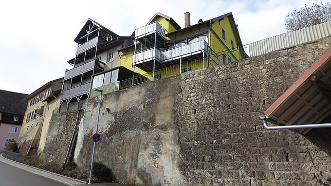 Vor dem Brand bis zum Jahre 1902 stand das heutige Haus Hägele (gelb) direkt auf der Stadtmauer. Nach dem Wiederaufbau wurde das gelbe ...