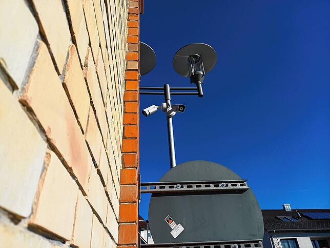 Die Überwachungskameras hängen an einem Laternenmasten hoch oben an der Fassade des Bahnhofs. Sie erfassen den vorderen Bereich zur ...