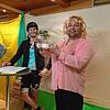 Kurios: Zwei Eier im Glas hatte Markus Schrieder, rechts, bei Bares für Rares anzubieten. Es staunten von links Max Oldorf und Luis ...