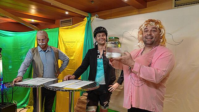 Kurios: Zwei Eier im Glas hatte Markus Schrieder, rechts, bei Bares für Rares anzubieten. Es staunten von links Max Oldorf und Luis ...