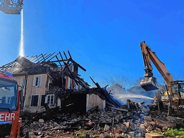 Bild 8: Bauernhaus in Albbruck brennt lichterloh - Bilder des Einsatzes