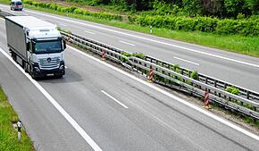 Einige Stunden nach dem Unfall sind die Schäden noch immer deutlich zu erkennen: Über mehr als 50 Meter hinweg ist die Leitplanke auf ...