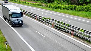Einige Stunden nach dem Unfall sind die Schäden noch immer deutlich zu erkennen: Über mehr als 50 Meter hinweg ist die Leitplanke auf ...