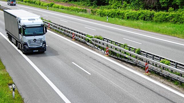 Einige Stunden nach dem Unfall sind die Schäden noch immer deutlich zu erkennen: Über mehr als 50 Meter hinweg ist die Leitplanke auf ...
