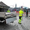Dieses Bild steht für Laufenburg im Corona-Jahr 2020: Unterstützt von Mitarbeitern der Technischen Betriebe der Stadt errichten ...