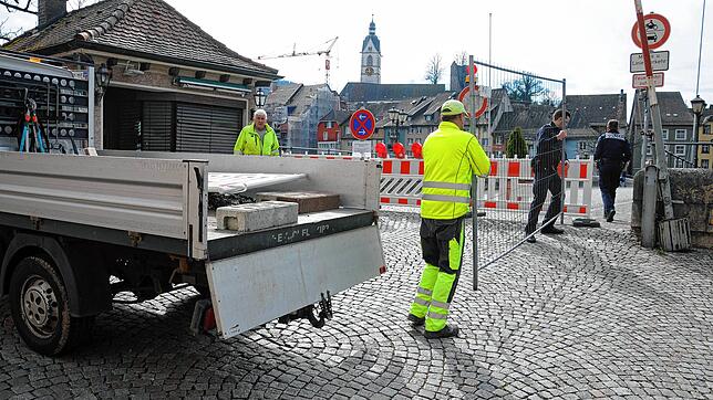 Dieses Bild steht für Laufenburg im Corona-Jahr 2020: Unterstützt von Mitarbeitern der Technischen Betriebe der Stadt errichten ...