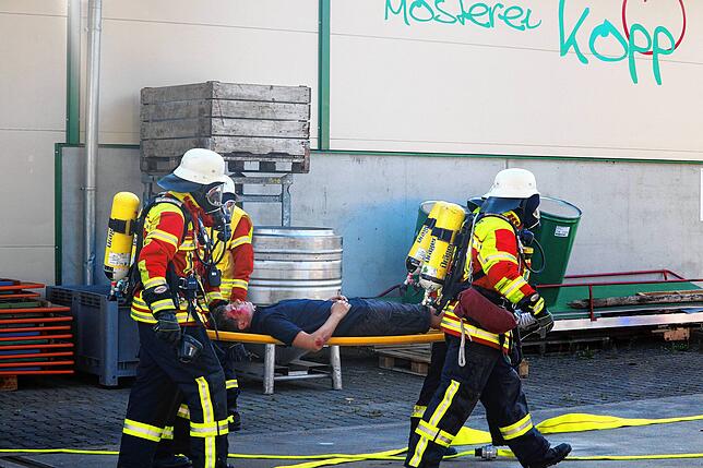 Bei der Jahreshauptübung der Freiwilligen Feuerwehr Deggenhausertal wurden bei der Mosterei Kopp in Obersiggingen auch vermeintlich ...