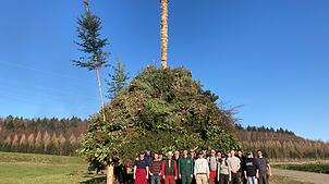Bild : Weihnachtsbaum-Weitwurf in Neufrach: Die besten Bilder vom Funken-Fest!