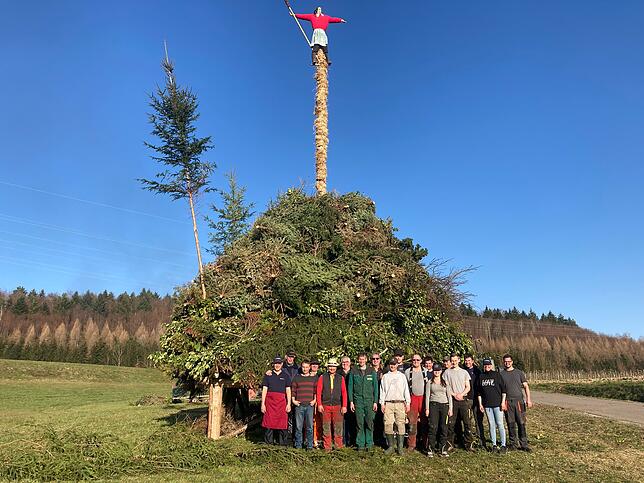 Bild 1: Weihnachtsbaum-Weitwurf in Neufrach: Die besten Bilder vom Funken-Fest!