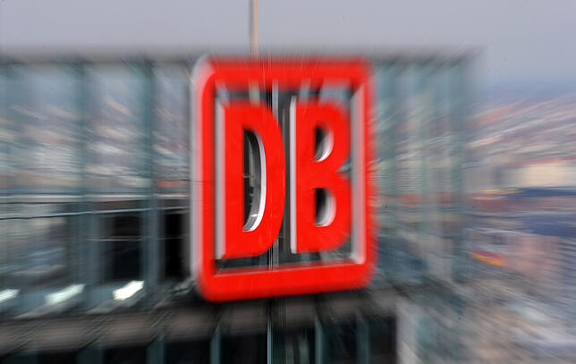 ARCHIV – Das Logo der Deutschen Bahn AG, aufgenommen mit Zoomeffekt am Bahn-Tower, dem Sitz der Deutschen Bahn AG, am Potsdamer Platz in ...