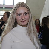 „Bei uns an der Schule hat jeder ein Handy. Das Thema Digitalisierung betrifft uns alle“, sagt Nicole Seifert, 17 Jahre, vom ...