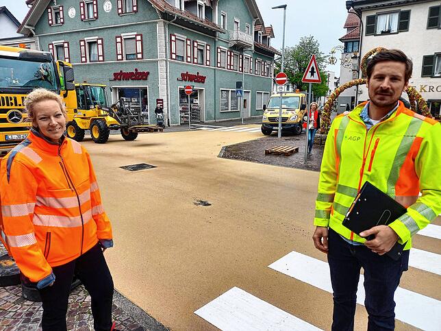 Jacqueline Leyers, Architektin im Stadtbauamt, und Benjamin Seitz vom Ingenieurbüro AGP gaben am 6. Mai den nach mehrwöchigen ...