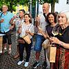 Cristof Stadler (links) führt durch die Altstadt und zu sechs Weinproben an drei Radolfzeller Brunnen. Giovanni und Carmelina Salamone ...