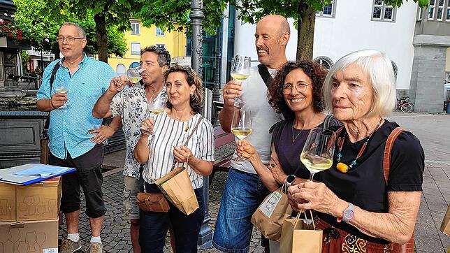 Cristof Stadler (links) führt durch die Altstadt und zu sechs Weinproben an drei Radolfzeller Brunnen. Giovanni und Carmelina Salamone ...