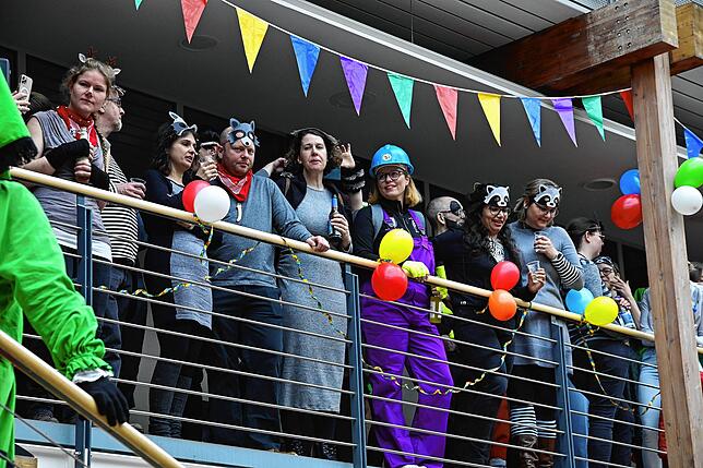 Bild 4: Fasnacht 2025: Hexen rollten im Villinger Landratsamt den roten Teppich aus - Die schönsten Bilder!
