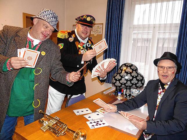 Obwohl er gut pokert, wird Ortsvorsteher Karl Hafen (rechts) von Martin Heigle und Narrenpolizist Jürgen Gutemann zum ersten Mal seines ...