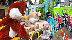Auch in diesem Jahr verteilen Kucky, der Kuckuck der HTG, und der Osterhase süße Leckereien und bunte Eier. Foto: Hans-Jürgen Kommert