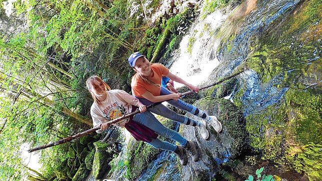 Der Natur auf der Spur. Im Bild die beiden Praktikantinnen Michelle (links) aus Luxemburg und Luisa aus Wallbach.