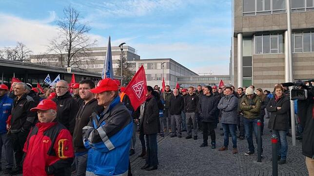Bild : Rund 1400 MTU-Mitarbeiter streiken für mehr Lohn