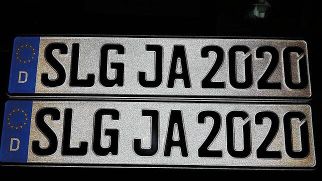 Aus Nostalgiegründen hätten viele Kreisbürger Altkennzeichen wie &bdquo;SLG&ldquo; gerne wieder. Ab 26. Februar können diese online ...