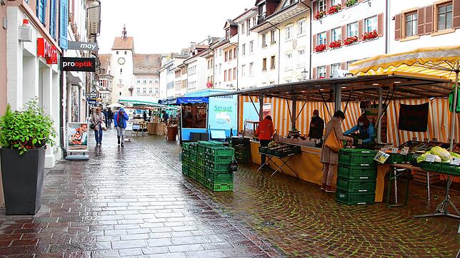 Auf dem Wochenmarkt in Waldshut müssen sowohl Händler, als auch Kunden einen Mund-Nasen-Schutz tragen. Kaum jemand scheint damit ein ...