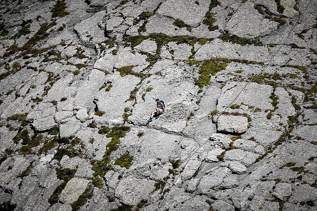 Ein Wanderer sucht nach dem Bergwanderweg unterhalb des Säntis-Gipfels.