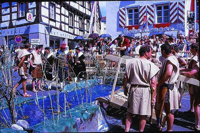 1995: Die Narrenzunft stellte auf dem Marktplatz das legendäre „Stegstrecken“ nach. Auf dieser Überlieferung leitet sich das ...
