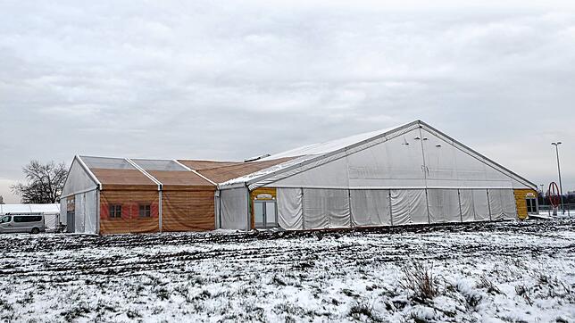 Die Leichtbauhalle auf Klein Venedig. Hier sollen bald geflüchtete Menschen unterkommen. Auf Kreuzlinger Seite sorgt das für Fragen, ...