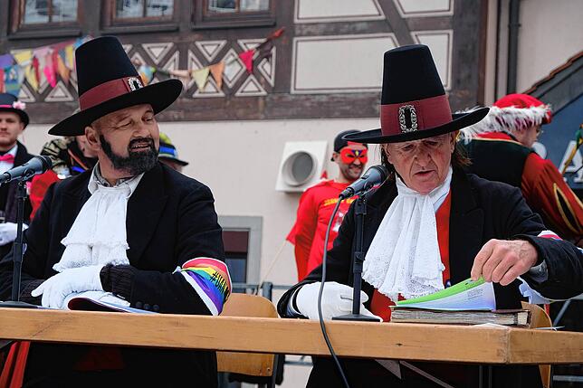 Narrenschreiber Matthias Röhrenbach und Narrenbürgermeister Alois Rauber teilen gegen die Obrigkeit aus.