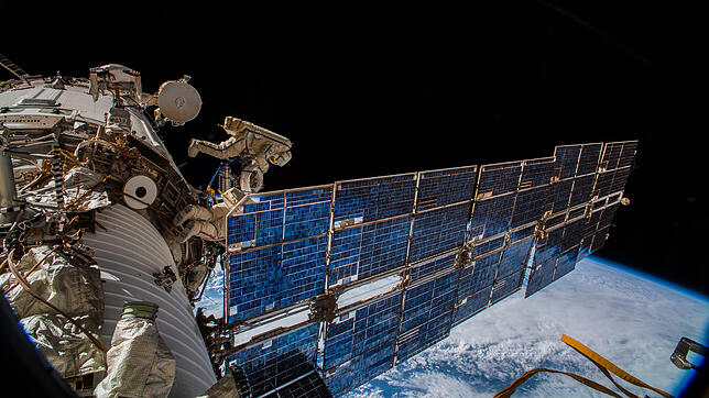 Zwei Kosmonauten bringen die Icarus-Antenne 2018 an der ISS an.