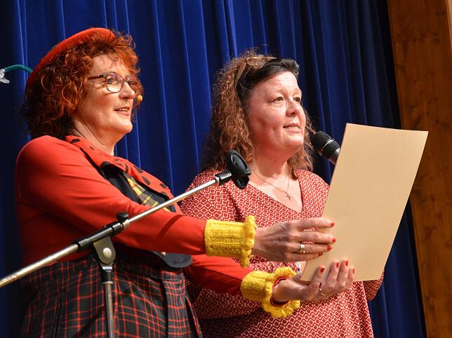 Bei ihrer Premiere auf der Bühne konnte Elisabeth Eckert von Landenberg (rechts) die Hilfestellung von Patricia Schnekenbühl gut gebrauchen.