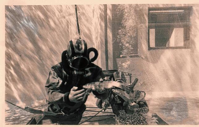 Bei der Taucherausbildung in Garennes-sur-Eure wurde in einem Bassin getaucht. Das war 1959. Die Tauchlehrlinge wie Paul Muser hielten ...