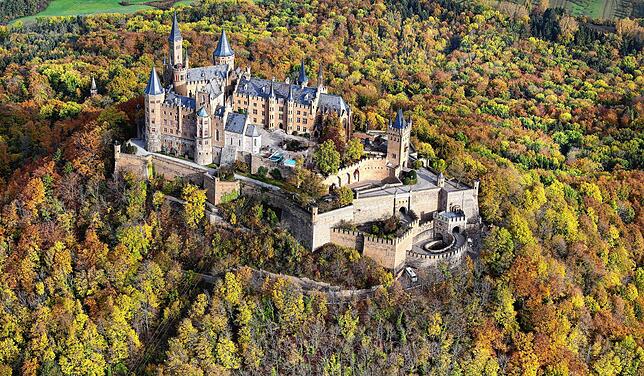 Mächtig thront die Burg Hohenzollern am Rande der schwäbischen Alb bei Hechingen. Sie gilt als Wahrzeichen der Region Zollernalb.