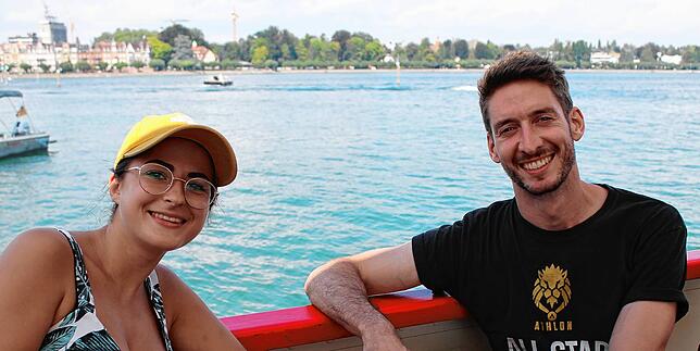 Die Österreicherin Selina Kreutzfeld und Gabriel Wiseman aus Kanada sind zu Besuch in Konstanz und begeistert von der alten Fähre, die ...