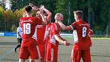In einem umkämpften Spiel setzt sich der SV Hinterzarten (Goran Misic, Nummer 19) mit 4:2 gegen den SV Hölzebruck durch.
