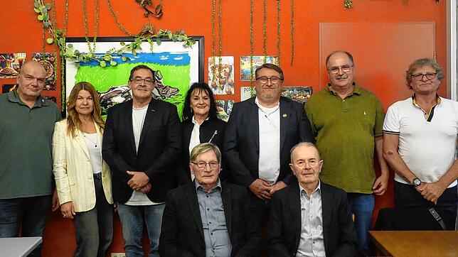 Die bestätigten Vorstandsmitglieder und die Geehrten (hinten, von links): Ingo Cours, Alexandra Knobloch, Martin Weinkötz, Waltraud ...