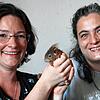 Hilfe, die glücklich macht: Eichhörnchen stehen bei Jacqueline (links) und Christiane Bollmann im Mittelpunkt.