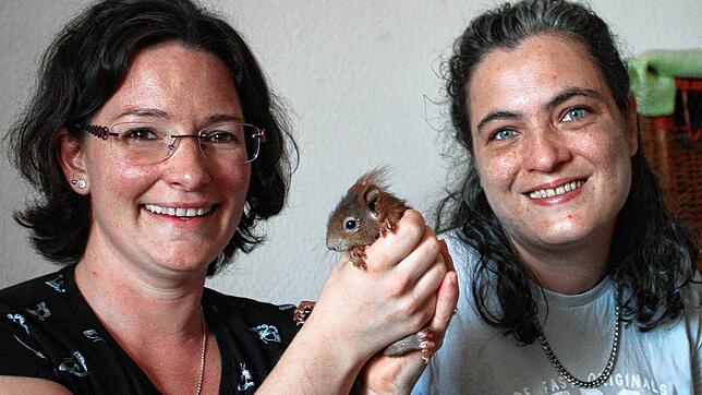 Hilfe, die glücklich macht: Eichhörnchen stehen bei Jacqueline (links) und Christiane Bollmann im Mittelpunkt.